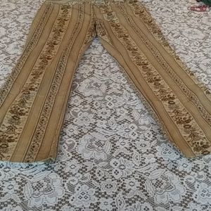 I'm selling a very cute pair of pants